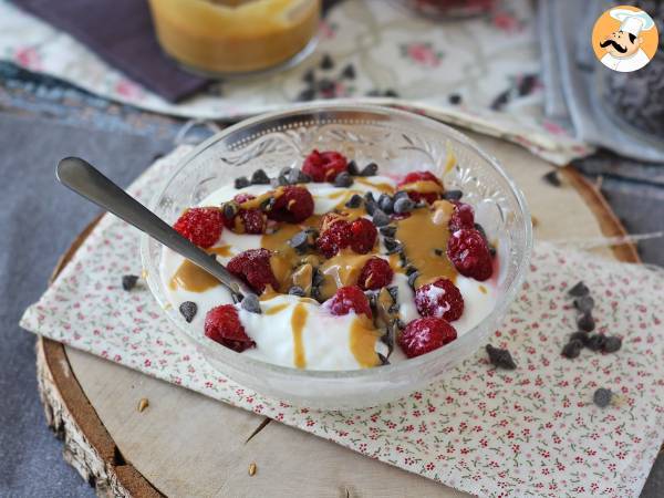 Skyr-skål med rød frugt, peanutbutter og chokolade