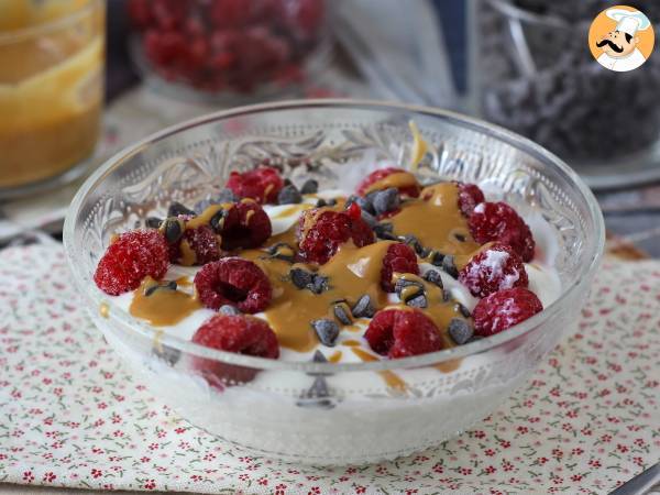 Skyr-skål med rød frugt, peanutbutter og chokolade - foto 3