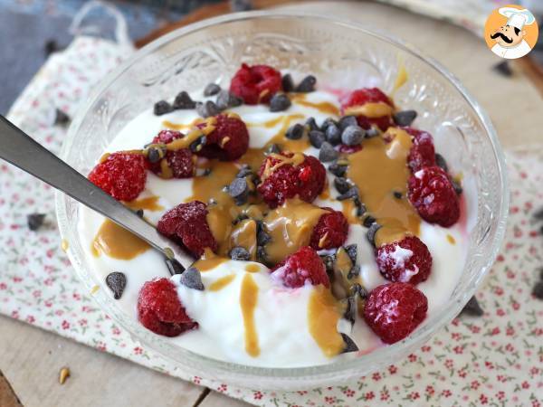 Skyr-skål med rød frugt, peanutbutter og chokolade - foto 5