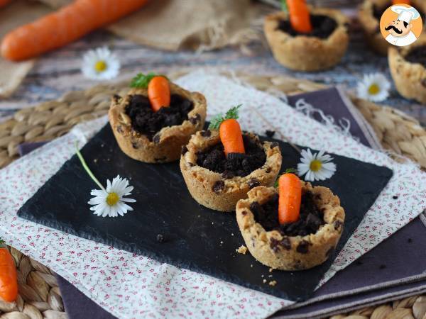 Småkagekopper toppet med chokoladeganache, gulerodspotte-stil