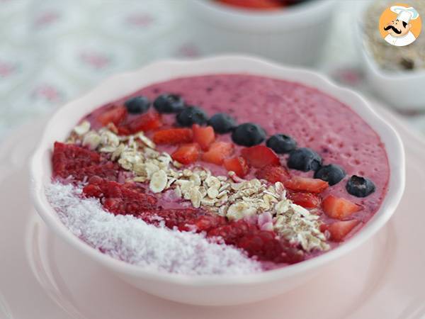 Smoothie-bowl med rød frugt