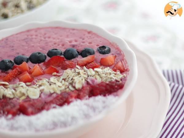 Smoothie-bowl med rød frugt - foto 3