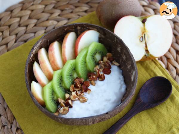 Snack med kokos, æble, kiwi og hasselnøddeyoghurt