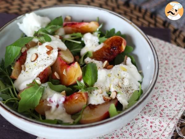 Sød og salt salat med ristede ferskner, rucola og burrata (sød sommersmag)