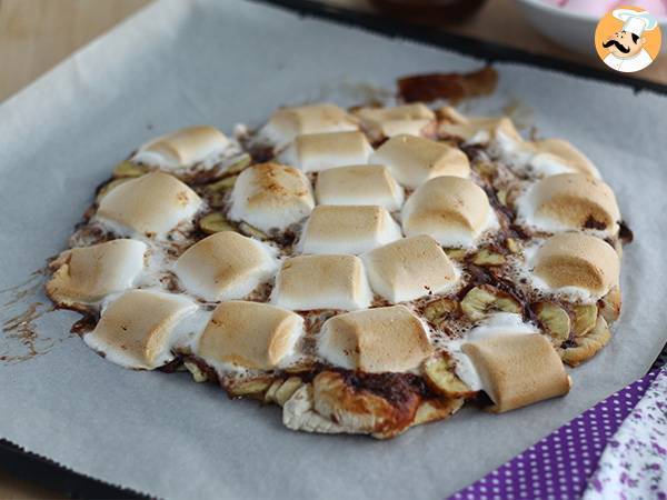 Sød pizza med banan og chokolade