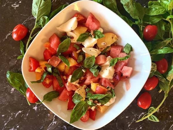 Sommersalat med vandmelon, tomat og nektarin