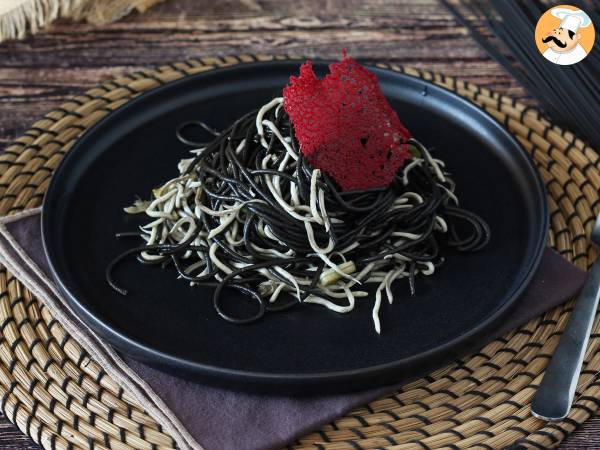 Sort spaghetti med hvidløg og gulas. Pasta al nero di seppia