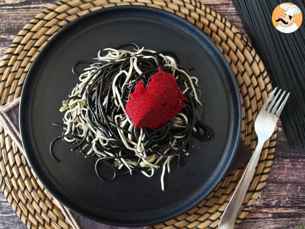 Sort spaghetti med hvidløg og gulas. Pasta al nero di seppia - foto 4