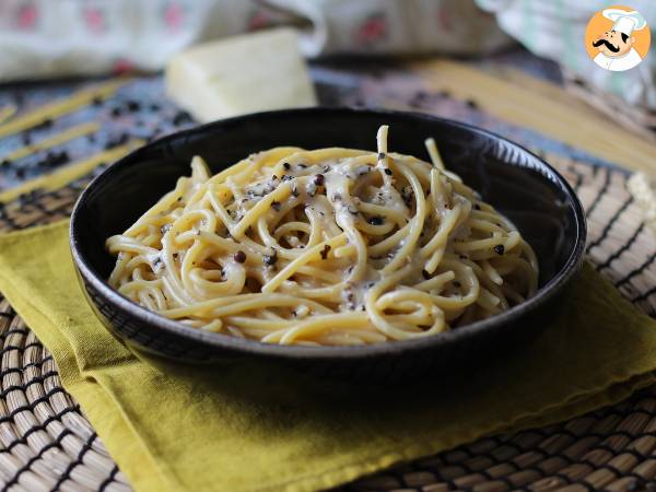 Spaghetti cacio e pepe: 3 ingredienser, en eksplosion af smag!