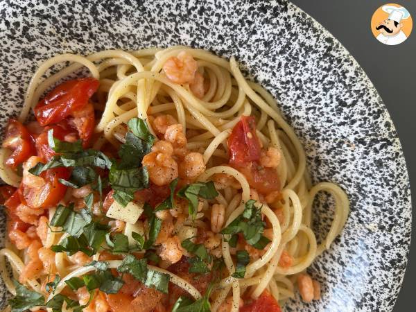 Spaghetti med rejer og cherrytomater, en hurtig opskrift på en velsmagende forret