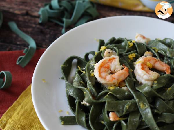 Spirulina-pasta med rejer og citron: en næringsrig forret med en unik smag