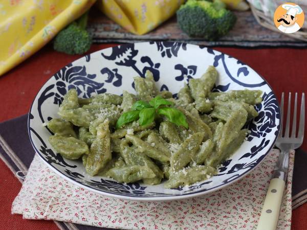 Supernem broccolipasta, der får børn til at blive glade for grøntsager