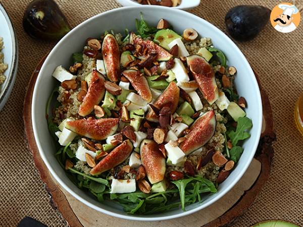 Sursød salat med figner, rucola, quinoa, mozzarella og avocado