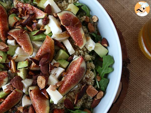 Sursød salat med figner, rucola, quinoa, mozzarella og avocado - foto 2