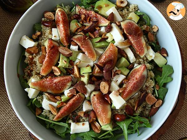 Sursød salat med figner, rucola, quinoa, mozzarella og avocado - foto 4