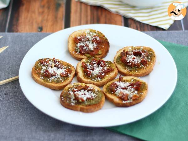 Toast med pesto, parmesan og soltørrede tomater