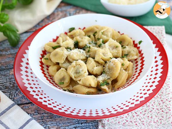 Tortellini med parmesan, skinke og basilikum