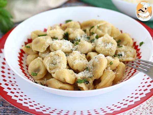 Tortellini med parmesan, skinke og basilikum - foto 3