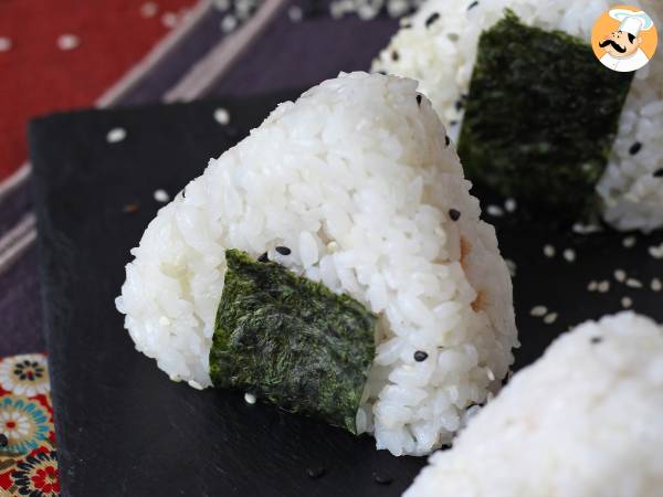 Tun onigiri, den lille japanske trekantede rissandwich - おにぎり