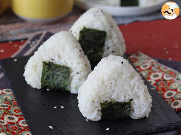 Tun onigiri, den lille japanske trekantede rissandwich - おにぎり - foto 2