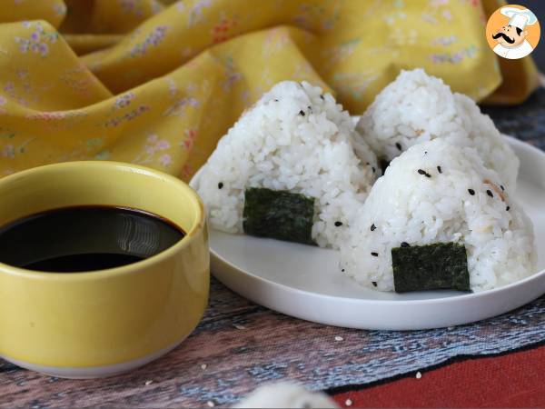 Tun onigiri, den lille japanske trekantede rissandwich - おにぎり - foto 3