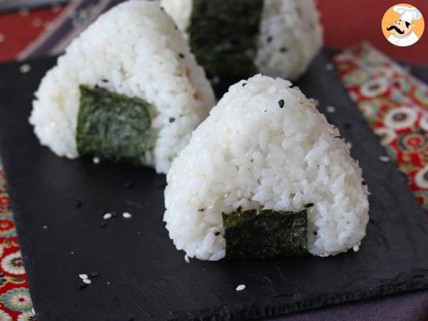 Tun onigiri, den lille japanske trekantede rissandwich - おにぎり - foto 4