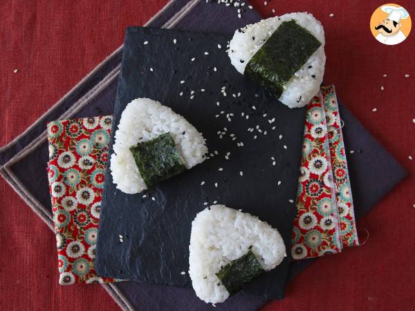 Tun onigiri, den lille japanske trekantede rissandwich - おにぎり - foto 5