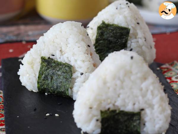 Tun onigiri, den lille japanske trekantede rissandwich - おにぎり - foto 6