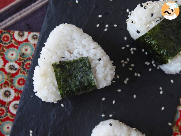 Tun onigiri, den lille japanske trekantede rissandwich - おにぎり - foto 7