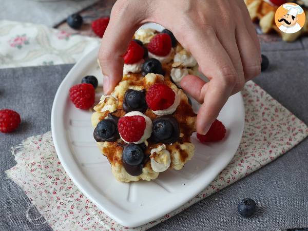 Vafler med frugt, chokolade og flødeskum - foto 4