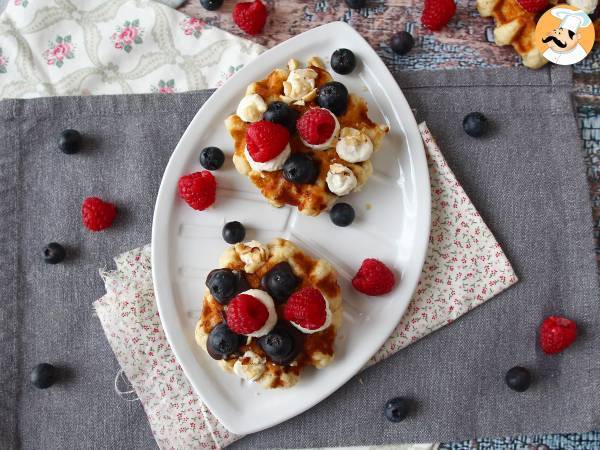 Vafler med frugt, chokolade og flødeskum - foto 5