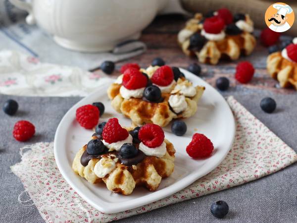 Vafler med frugt, chokolade og flødeskum - foto 7